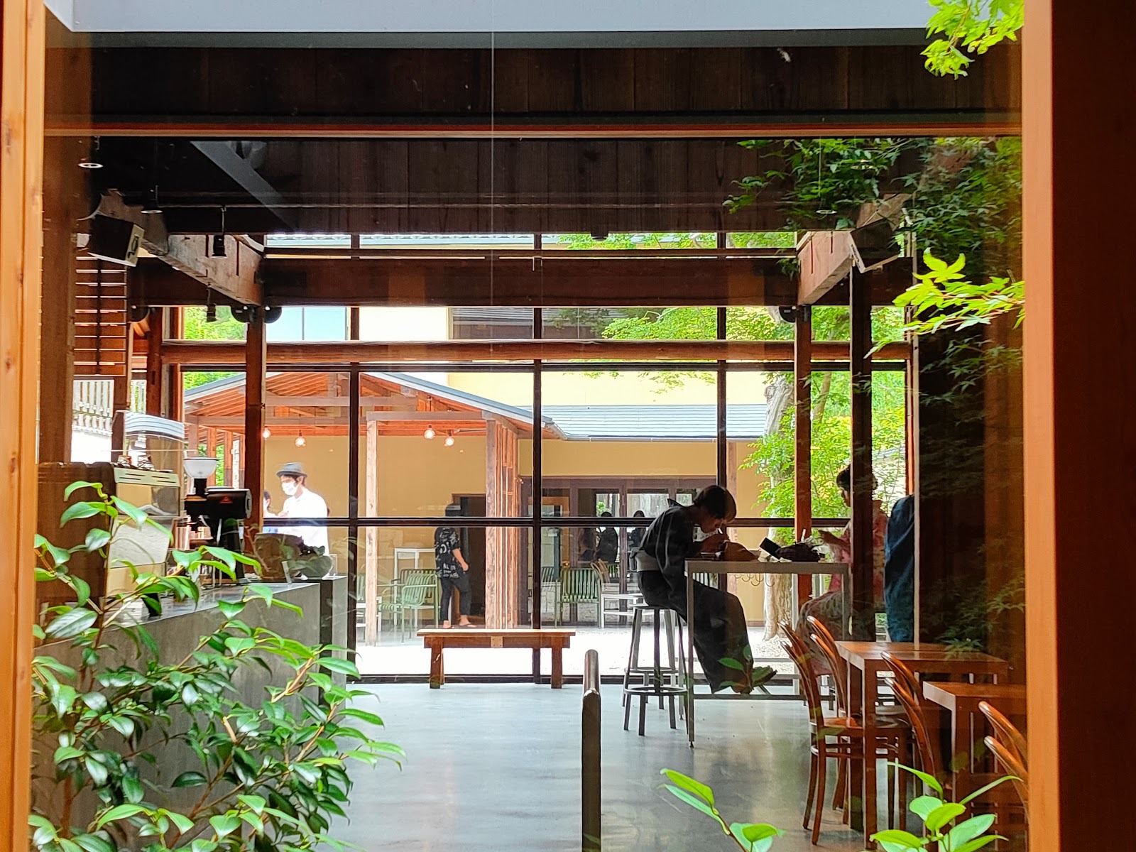 古い町家に息づく、新時代の一杯：ブルーボトルコーヒー京都で味わう『革新の静寂』 | COFFEE ROBOT