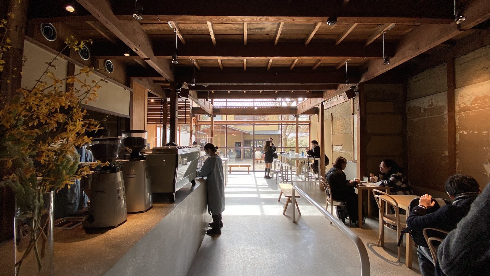 古き町家と革新の一杯が交わる場所—ブルーボトルコーヒー京都の静謐な革命 | COFFEE ROBOT