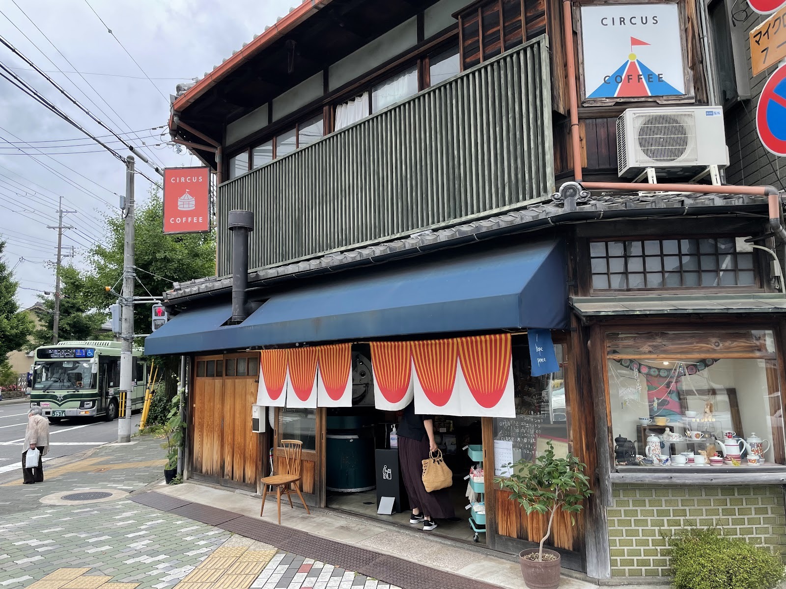 伝統を乗り越え、新たな一滴へ――北区の小さな革新者「サーカスコーヒー」物語 | COFFEE ROBOT