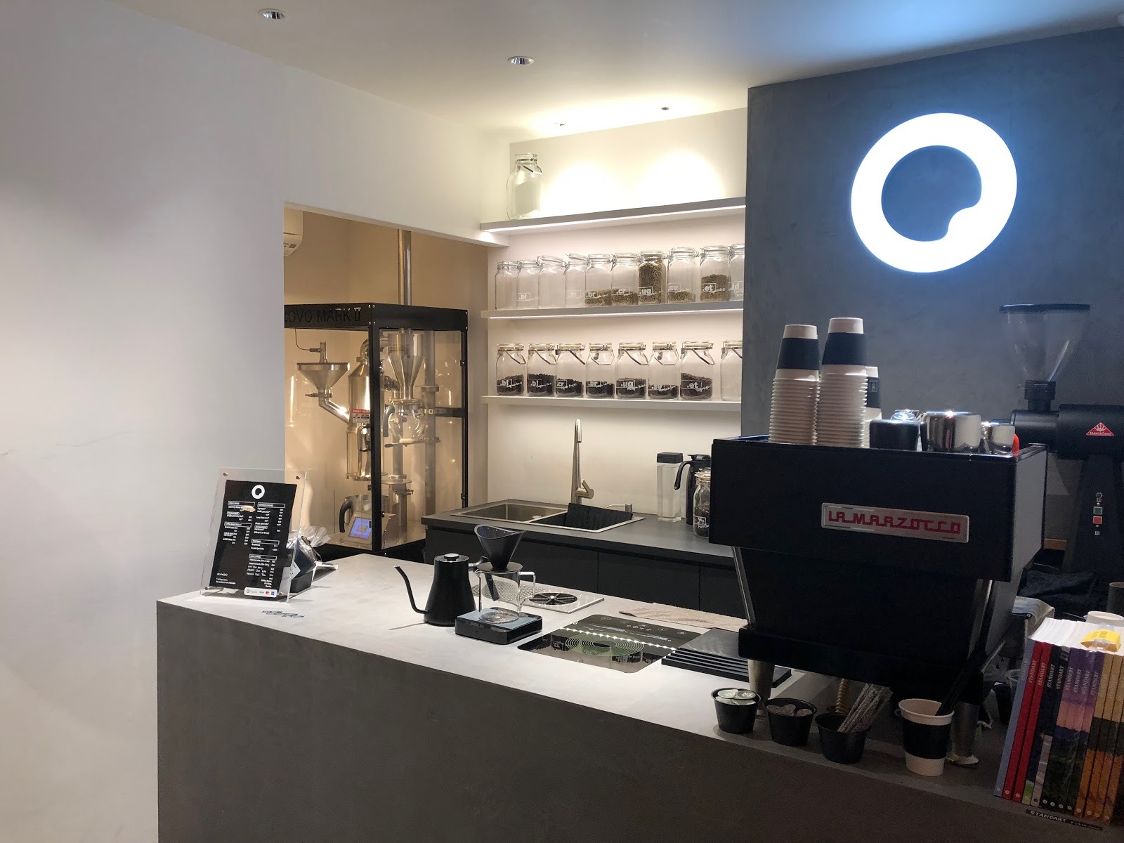 古い慣習を飲み干せ、未来を味わう一杯——京都・Coffee Base KANONDOの革新的コーヒースタンド | COFFEE ROBOT