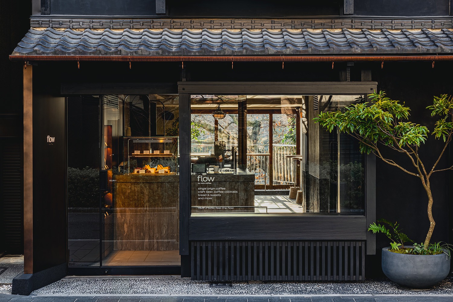 Nouvelle étoile des cafés de Kyoto ! "flow by nozy coffee" : un lieu enchanteur où coexistent café à emporter et espace de détente | COFFEE ROBOT