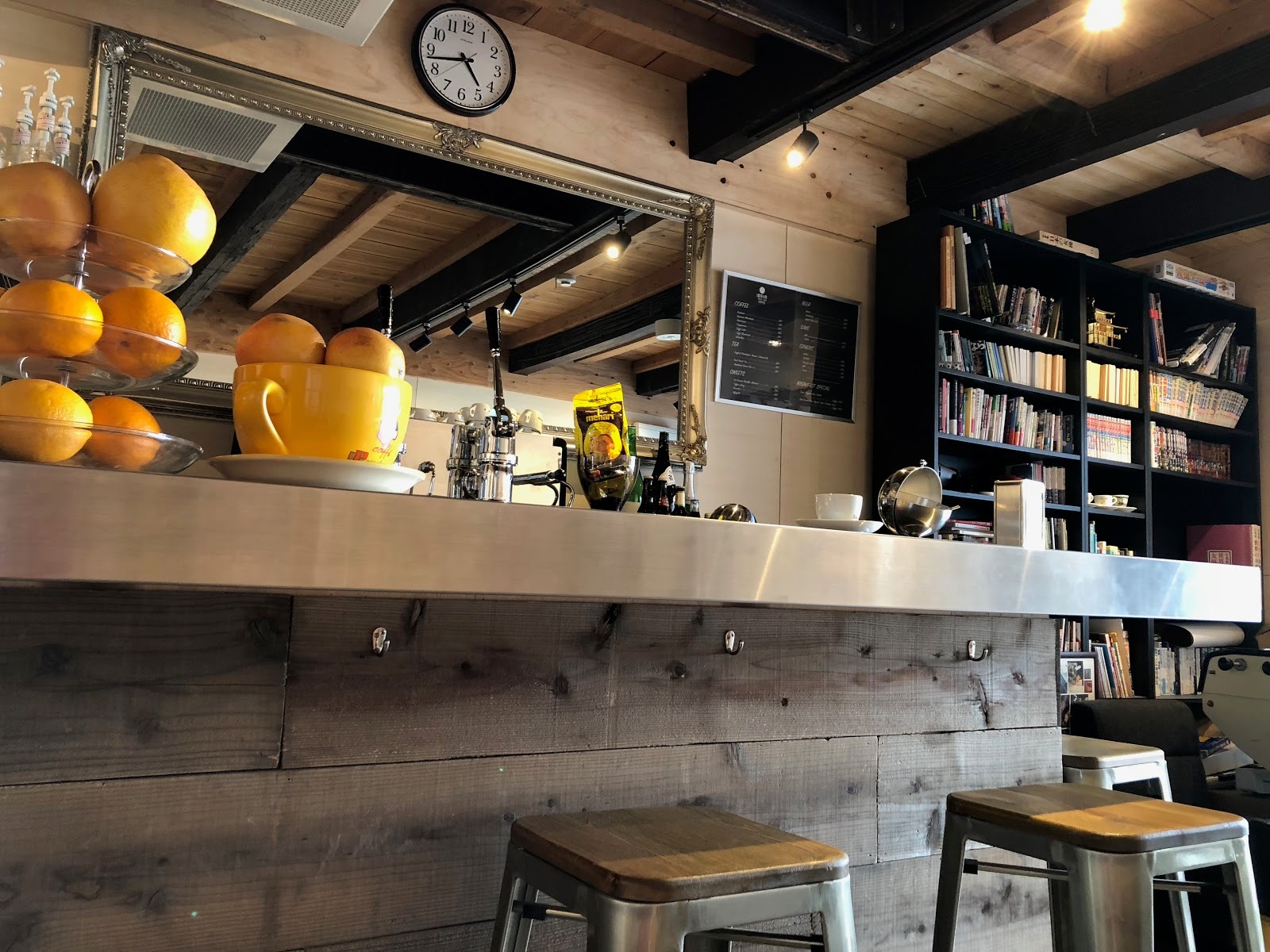 伝統の一杯を刷新する、京都の隠れたモダン聖地 | COFFEE ROBOT