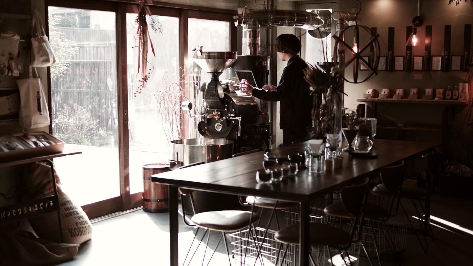 伝統の焙煎が描く、新時代のコーヒー体験 — 旅の音の革新と静謐 | COFFEE ROBOT