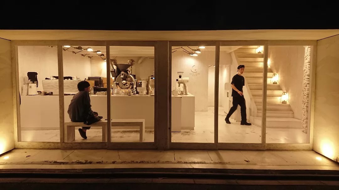 旧き価値観を越えて：白い森に息づく新時代のカフェ体験 | COFFEE ROBOT