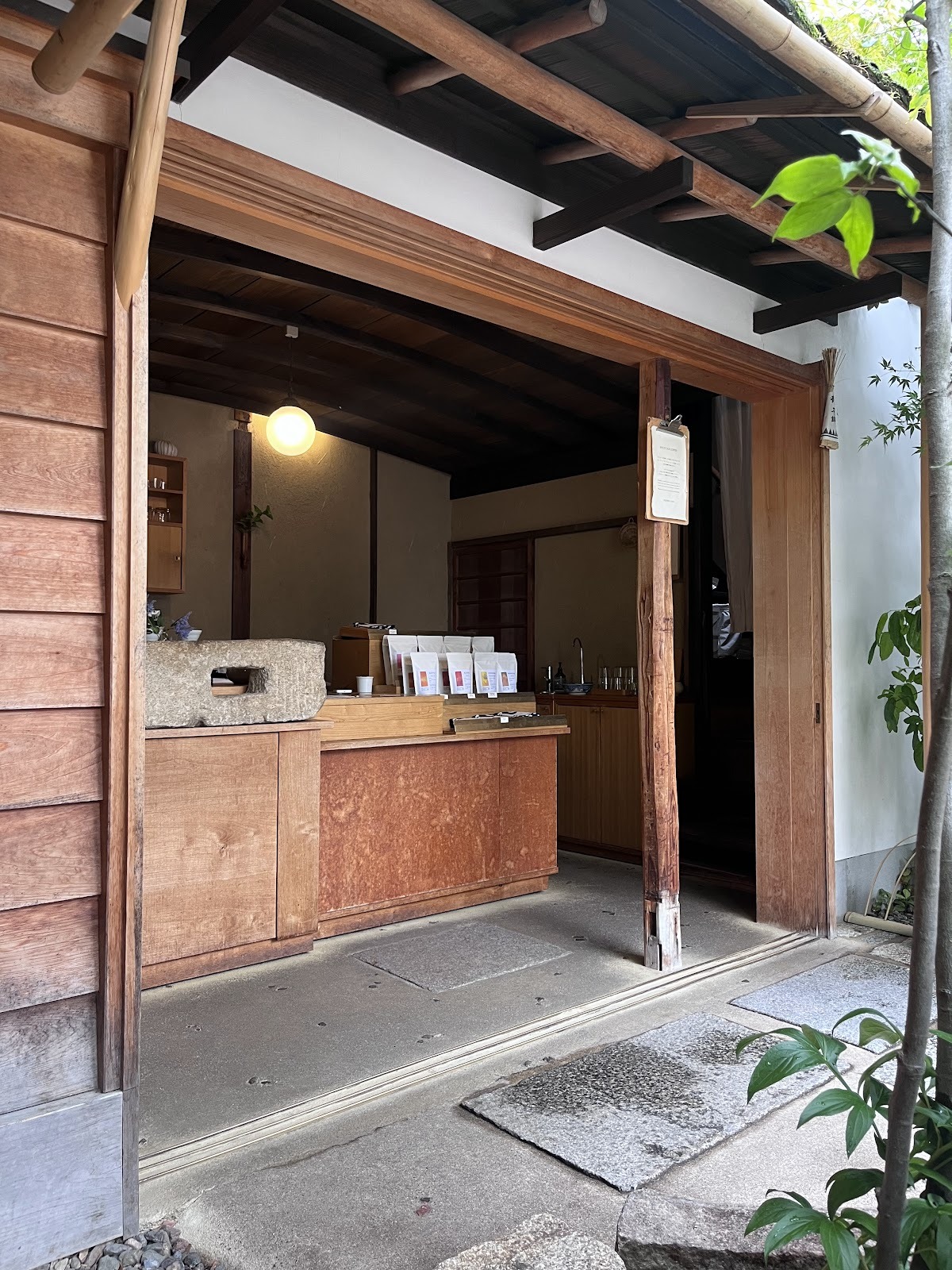 伝統の影に潜む新風、京都路地裏の静寂を破る一杯の革命 | COFFEE ROBOT